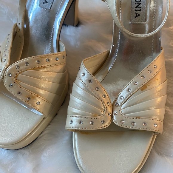 Ivory color heels - Picture 2 of 5